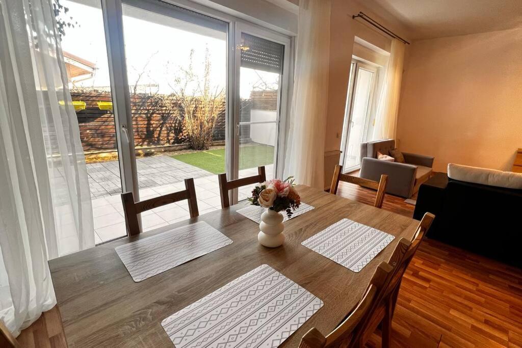 Otopeni Airport Apartment With Private Garden Exterior foto