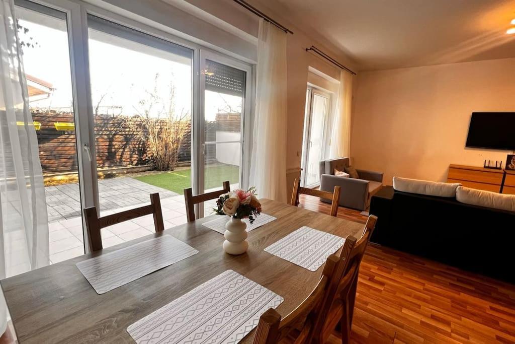 Otopeni Airport Apartment With Private Garden Exterior foto